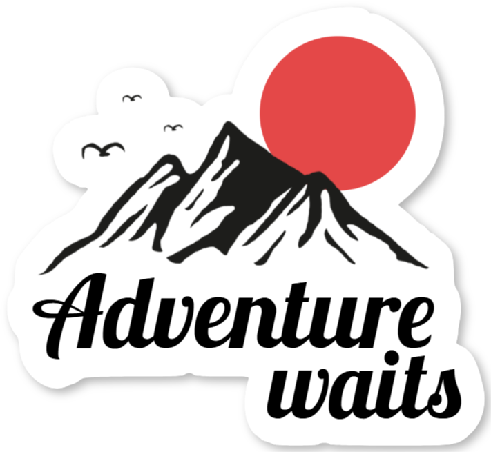 Pegatina de aventura con montañas y sol – Adventure waits